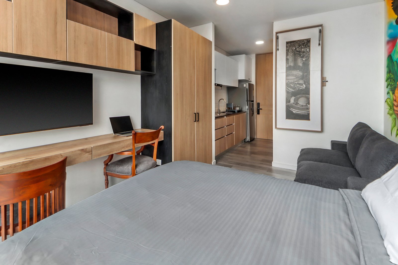 Acogedora habitación amueblada con área de trabajo