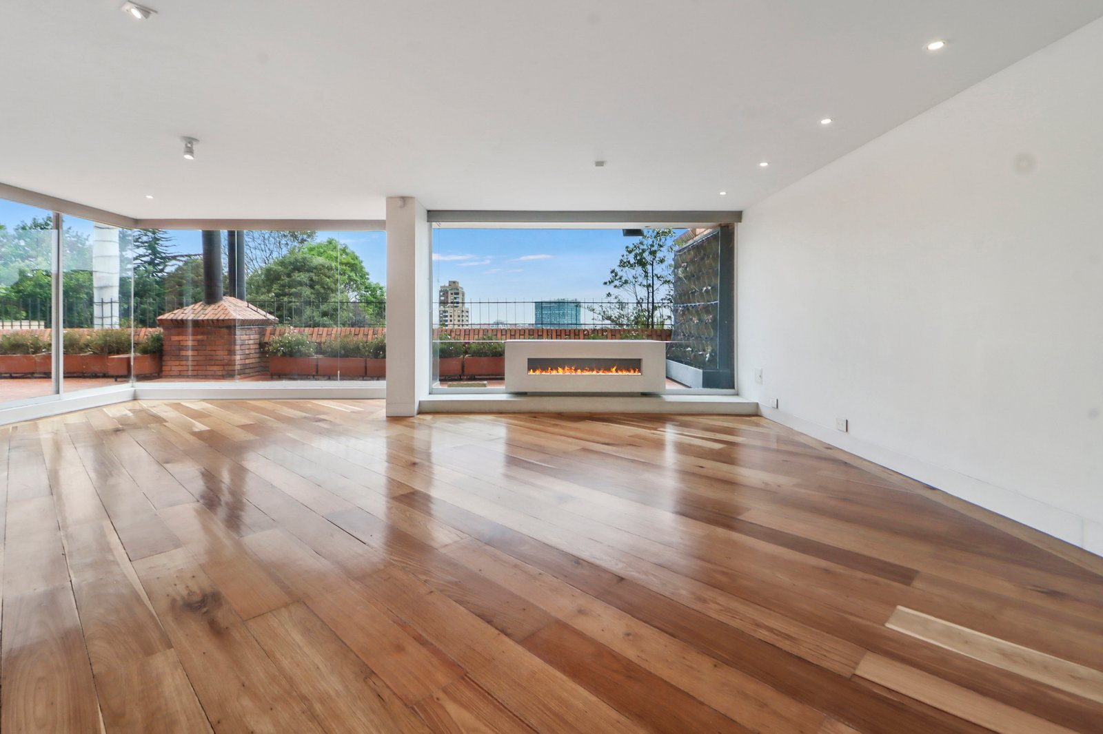 Amplias áreas sociales con chimenea y vista panorámica