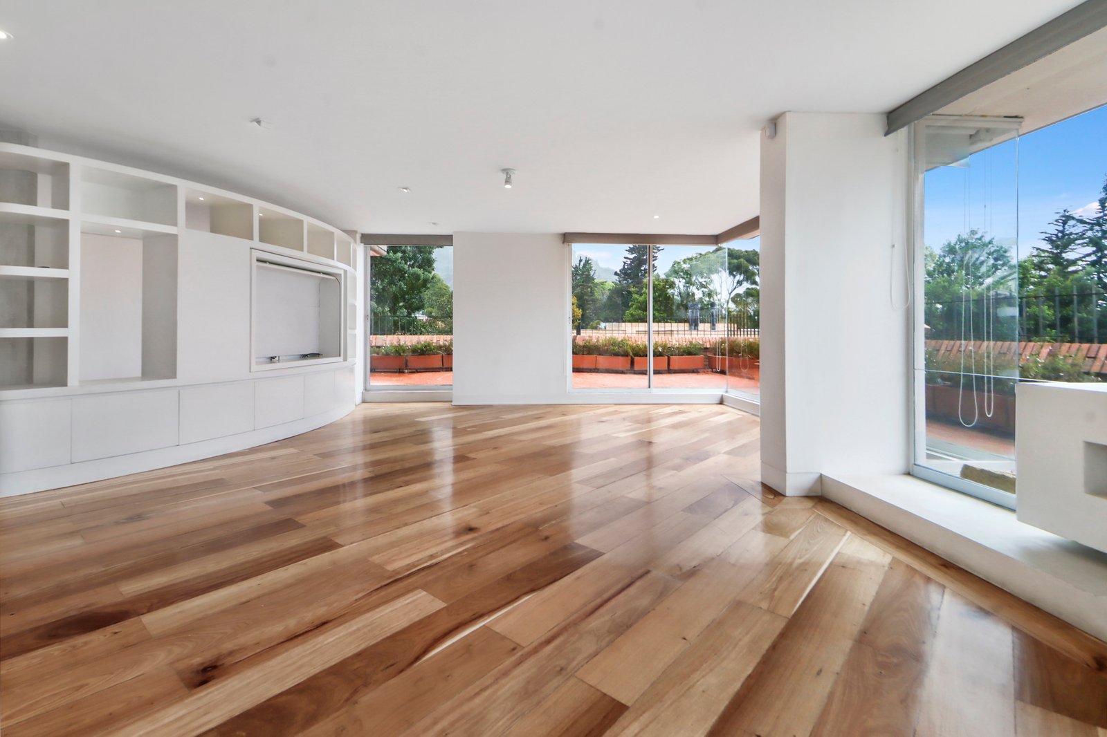 Espectacular sala de estar con acabados en madera